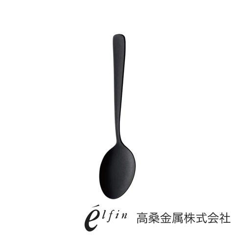 日製熔岩黑石餐匙，一體成形，呈現啞光黑色，質感細膩，勺頭圓潤，勺柄修長。
