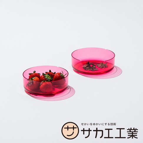 SAKAE 品牌下的粉紅色玻璃點心碗，其中一碗裝有草莓，另一碗裝有香料。