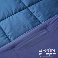 太空科技調溫被，雙人尺寸。兩面皆為菱格紋縫製，一面為深藍色，另一面為紫色。材質輕柔，適合全年使用。