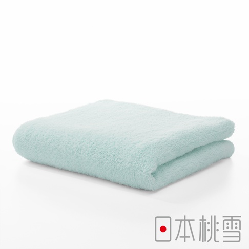 一條淡綠色的今治超長棉毛巾，對折後置於白色背景上，毛巾表面觸感蓬鬆柔軟，右下角有「日本桃雪」的文字標誌。
