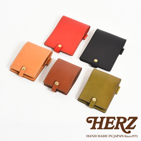 五個職人手作皮革便利貼收納套，分別為紅色、黑色、橘色、棕色及橄欖綠，皆採用皮革材質，並配有金色按扣。