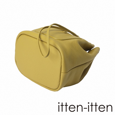 itten-itten BOLLA 義大利皮革束口水桶包，黃色，特寫鏡頭