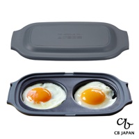 CB JAPAN 微波爐專用燒烤盤，內有兩個已煎好的荷包蛋，附帶灰色蓋子，蓋子上印有「FOR MICROWAVE ONLY」字樣。