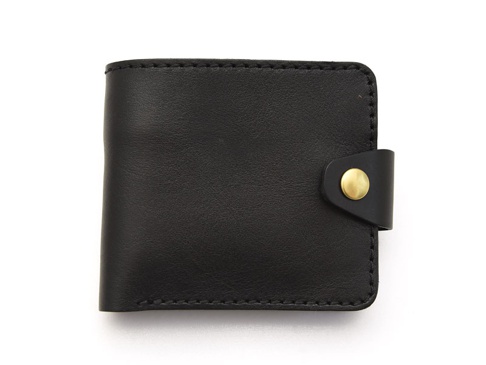 黑色皮革二合一可拆式短夾，配有黃銅按扣。