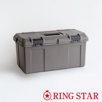 一個灰色的塑膠收納箱，箱蓋上有黑色提把和兩個黑色鎖扣，箱身兩側有長方形的凹槽設計。