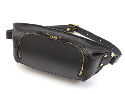 黑色皮革拉鍊旅行斜背包，配有金色拉鍊和金屬扣環，皮革材質，簡約設計。
