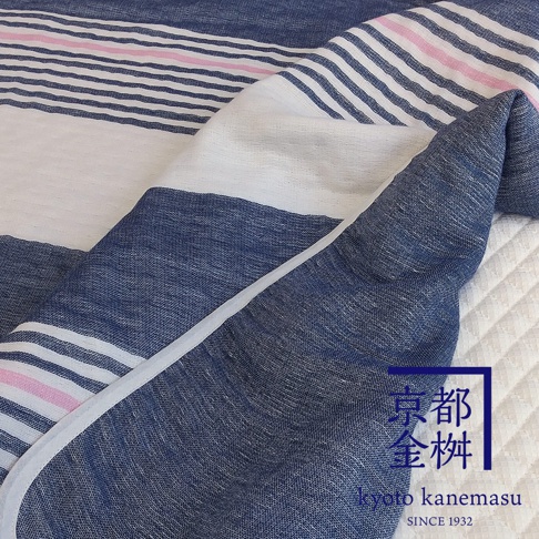 京都金桝 kyoto kanemasu SINCE 1932 字樣，藍白粉條紋的六層紗單人毯。