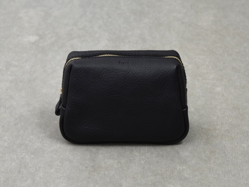 黑色皮革製成的職人手作Organ拉鍊收納包，帶有金色拉鍊，質感細膩，方形簡潔設計，適合日常收納。