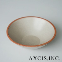 素燒陶瓷沙拉碗，內裡為米白色，碗緣帶有樸實的赤褐色，材質為陶瓷。