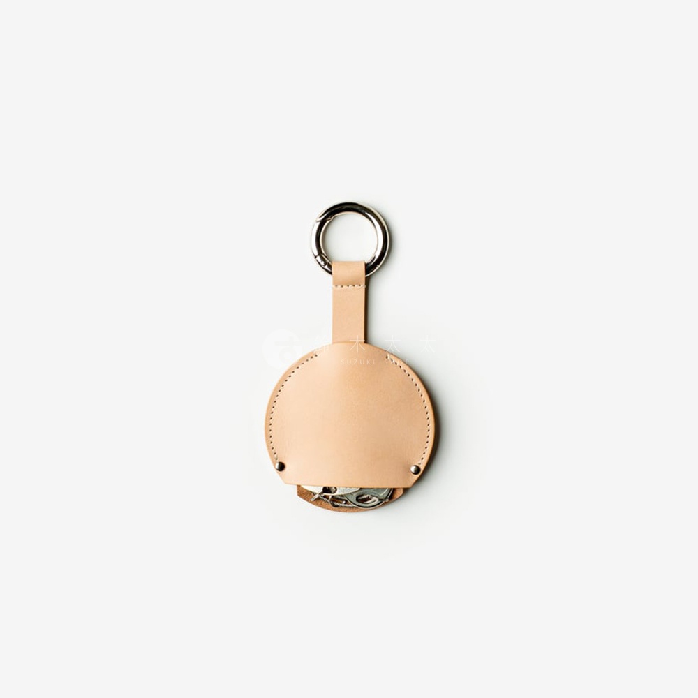 FABRIK 皮革圓型收納鑰匙圈，附有金屬掛環，淺棕色皮革製作，下方可見零錢。