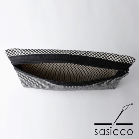 三河木綿刺子織製成的灰色文件收納包，帶有黑色拉鍊，內裡為米白色細網格紋。