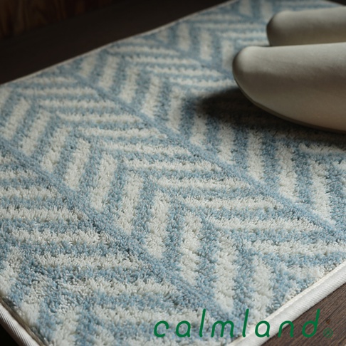 TRIABEAT 北歐風人字紋玄關地墊，採用藍白相間的人字紋設計，質地柔軟，適合放置於玄關或居家空間。