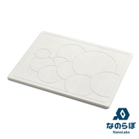 淺灰色珪藻土迷你地墊，表面佈滿大小不一的圓形紋飾，如同泡泡堆疊，邊緣有細框線。