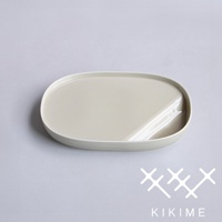 淺米色波佐見燒橢圓主菜盤，帶有醬料凹槽，陶瓷材質，簡約設計。