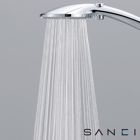 一個金屬質感的三榮品牌超大花灑淋浴蓮蓬頭，正向下噴灑出密集且整齊的水流，背景為淺灰色的簡約風格，右下角印有黑色的 SAN-EI 品牌標誌。