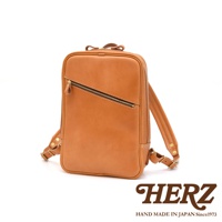 職人手作皮革長方型多口袋後背包，採用天然皮革材質，呈現溫潤的棕褐色，設有斜向拉鍊前袋、頂部提把及可調節式皮革背帶，風格簡約實用。