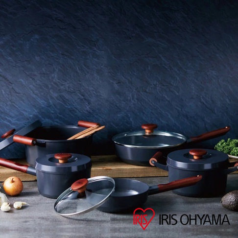 露歐頓LUO-SE10 IH不沾鍋具10件組，以深灰色鍋身搭配木質手柄，包含不同尺寸的鍋具與鍋蓋，部分鍋具帶有玻璃鍋蓋，整體呈現簡約現代風格。