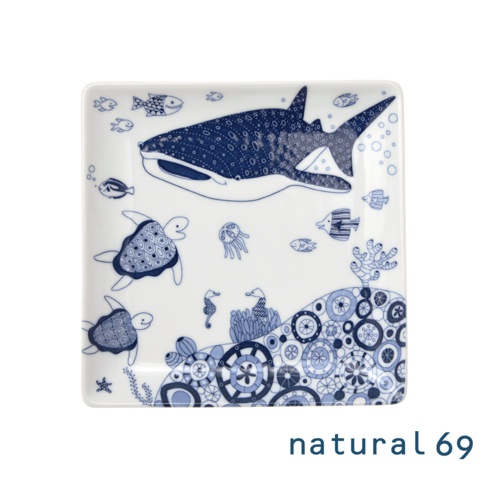 cocomarine方形餐盤，白色陶瓷，印有藍色海洋生物圖案，包括鯨鯊、海龜、水母、海馬和各種魚類，以及帶有圓形紋飾的海底景觀。