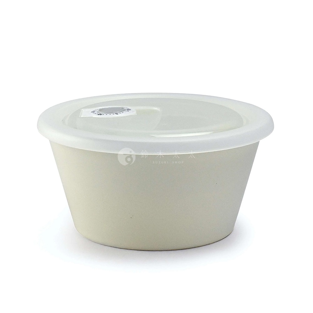 淺米色美濃燒保鮮碗，附透明白色塑膠蓋，碗身呈斜口設計，蓋子中央有日期顯示轉盤。