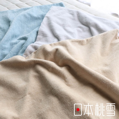 三色吸濕透氣絲絨風毛巾枕套，近距離展示淺藍、淺灰和米色三種柔和色彩，材質觸感細膩，呈現蓬鬆的絨毛質感，適合用於枕頭。