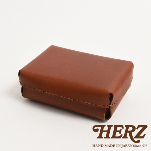 職人手作皮革小物收納盒，採用棕色皮革製成，車縫線清晰，設計簡約。