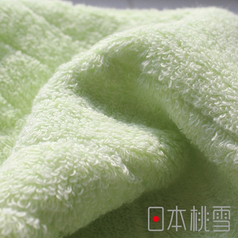 淺綠色今治超長棉方巾，質地柔軟，毛圈細膩，呈現蓬鬆感。