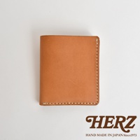 HERZ 職人手作皮革二折式薄型卡片鈔票夾 WS-6，棕褐色皮革，縫線細緻，旁邊有品牌 Logo。