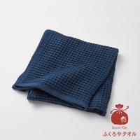 深藍色格紋毛巾，材質為和紙棉紡，具有抗菌瞬乾特性