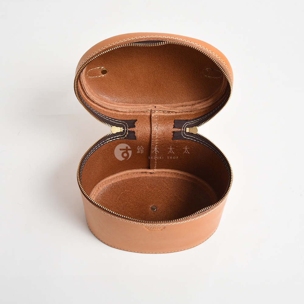 職人手作皮革圓筒型化妝手提包，淺棕色皮革材質，圓潤造型，拉鍊開闔，內裡可見皮革分隔層。