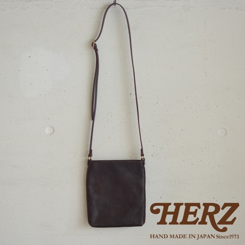 職人手作深棕色皮革Organ肩背小方包，簡約方形設計，搭配細長可調式肩帶，適合日常攜帶。