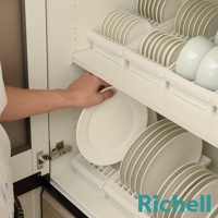 櫥櫃式餐盤收納架由白色塑膠製成，內有兩個白色餐盤架，分別收納著白色和淺灰色的盤子，左側有一隻手正在從架子上拿起一個白色盤子。