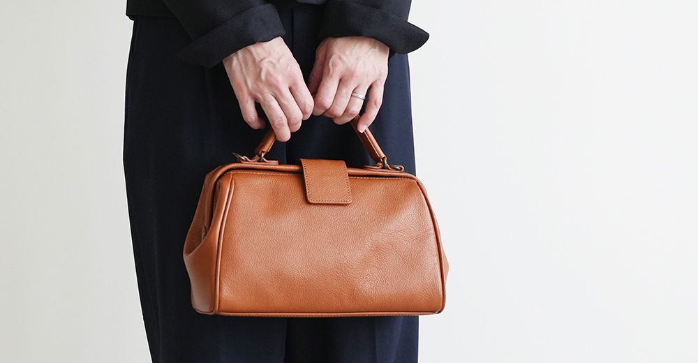 Atelier nuu Parcel 皮革杜勒斯迷你兩用手提包，採用焦糖色皮革材質，手提式設計，適合日常穿搭。