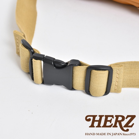 卡其色帆布腰帶，配有黑色塑膠插扣和調節環，用於固定和調整腰包的鬆緊。