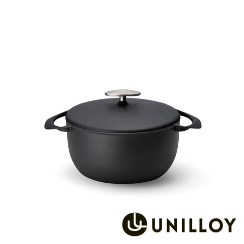黑色琺瑯鑄鐵鍋，配有銀色鍋蓋把手，鍋身帶有兩個黑色提把，整體呈現霧面質感。