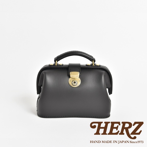 職人手作皮革方型迷你醫生包，黑色皮革，配有金色旋轉鎖扣和提把，風格經典。
