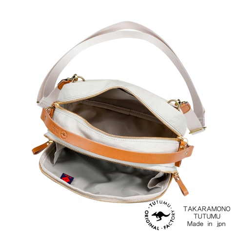 TAKARA MONO TUTUMU Rectangle 防潑水兩用斜背包，灰白色帆布搭配棕色皮革飾條，雙層拉鍊設計，made in jpn。