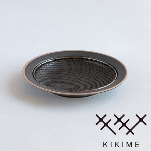 美濃燒圓形瀝油餐盤，盤身為深灰色，邊緣帶有淺棕色，內嵌黑色金屬網架，用於瀝油。
