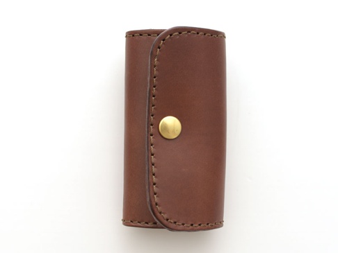 職人手作皮革經典鑰匙包，深棕色皮革，設有四個鑰匙鉤，以金色金屬按鈕固定。