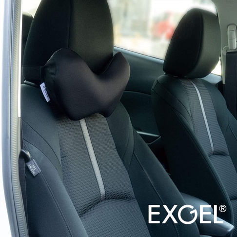 黑色汽車用頸墊，採用透氣網布材質，符合人體工學的彎月形設計，可固定於汽車座椅頭枕上，提供頸部支撐。