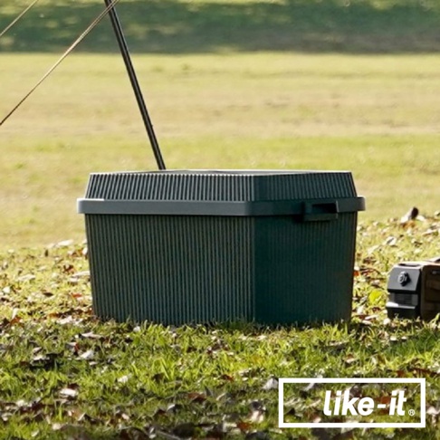 一個深綠色、可疊式波浪紋收納箱，箱蓋為灰色，箱體有垂直紋路，側面有一個提把。