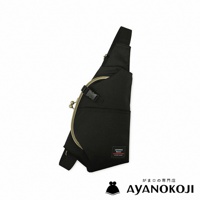 黑色機能布水滴型口金斜背包，具有可調節肩帶和金屬搭扣，品牌標籤印有AYANOKOJI和KYOTO JAPAN，下方為品牌Logo和日文標語。