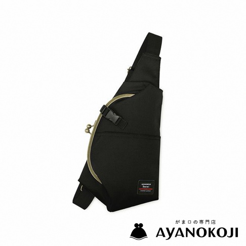 黑色機能布水滴型口金斜背包，具有可調節肩帶和金屬搭扣，品牌標籤印有AYANOKOJI和KYOTO JAPAN，下方為品牌Logo和日文標語。
