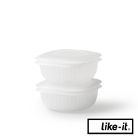 兩個白色簡約雙層蒸氣循環保鮮盒堆疊，附有白色蓋子，材質為塑膠，帶有垂直壓紋。