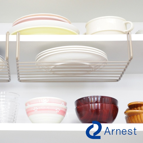 金屬雙層碗盤收納掛架，可懸掛於層架下方，收納白色盤子、粉色花紋碗和紅色木碗。
