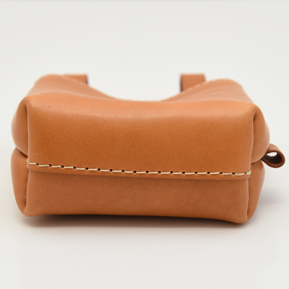 棕色皮革製成的手工多用途腰袋，有明顯的縫線，袋口有兩個皮製提把。