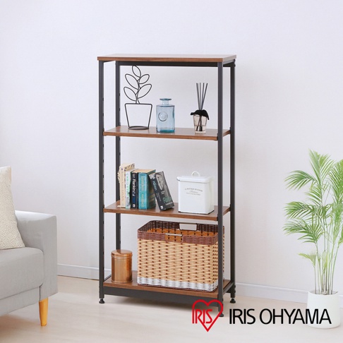 鐵木層架，四層寬型設計，採用深棕色木紋層板搭配黑色金屬支架。頂層擺放有黑色盆栽、藍色玻璃瓶與擴香組，第二層有書籍與白色儲物罐，底層則有一個藤編收納籃與金屬圓筒。