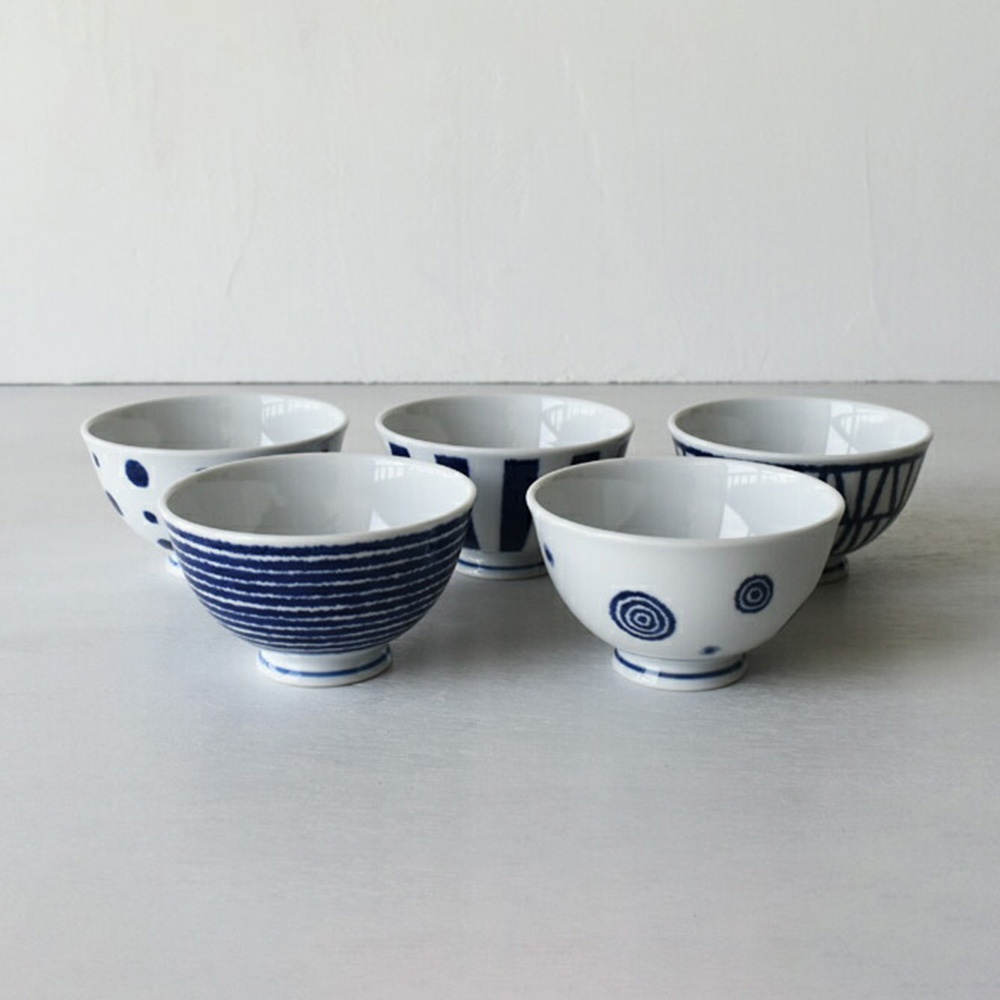 五個波佐見燒飯碗，白色陶瓷碗身，飾有藍色「藍玉紋」圖案，包含條紋、圓點及螺旋紋。