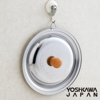 圓形不鏽鋼鍋蓋，中央有木質圓形把手，表面帶有細緻的紋路，鍋蓋透過掛勾懸掛於牆壁上。