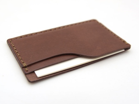 職人手作皮革卡片夾，採用棕色皮革製作，帶有手工縫線，可放入數張卡片。