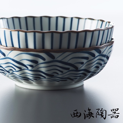 一對波佐見燒兩件式丼飯碗，白色陶瓷碗身，內外皆繪有藍色手繪波浪紋及垂直線條圖案，碗口邊緣飾有褐色釉，碗身有明顯的弧度與層次感。
